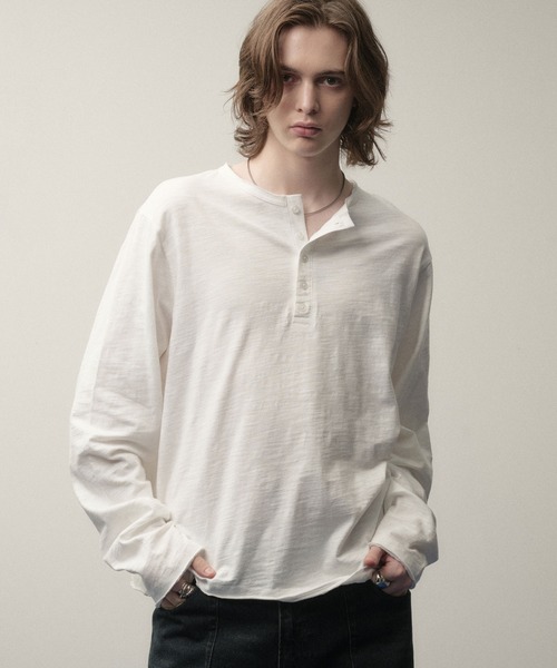 SELLE GLANT(セレグランテ)の「HENRY NECK SLUB LONG SLEEVE T-SHIRT / ヘンリーネックスラブロングTシャツ(Tシャツ/カットソー・メンズ・グレイッシュベージュ/ダークブラウン/カーキ/ブラック系/グレイッシュブルー/ボルドー/オフホワイト/ブラック・SMALL/LARGE/MEDIUM)」の2枚目の写真