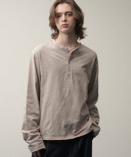 SELLE GLANT(セレグランテ)の「HENRY NECK SLUB LONG SLEEVE T-SHIRT / ヘンリーネックスラブロングTシャツ(Tシャツ/カットソー・メンズ・グレイッシュベージュ/ダークブラウン/カーキ/ブラック系/グレイッシュブルー/ボルドー/オフホワイト/ブラック・SMALL/LARGE/MEDIUM)」の5枚目の写真