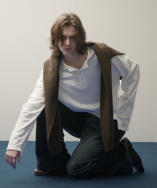 SELLE GLANT(セレグランテ)の「HENRY NECK SLUB LONG SLEEVE T-SHIRT / ヘンリーネックスラブロングTシャツ(Tシャツ/カットソー・メンズ・グレイッシュベージュ/ダークブラウン/カーキ/ブラック系/グレイッシュブルー/ボルドー/オフホワイト/ブラック・SMALL/LARGE/MEDIUM)」の11枚目の写真