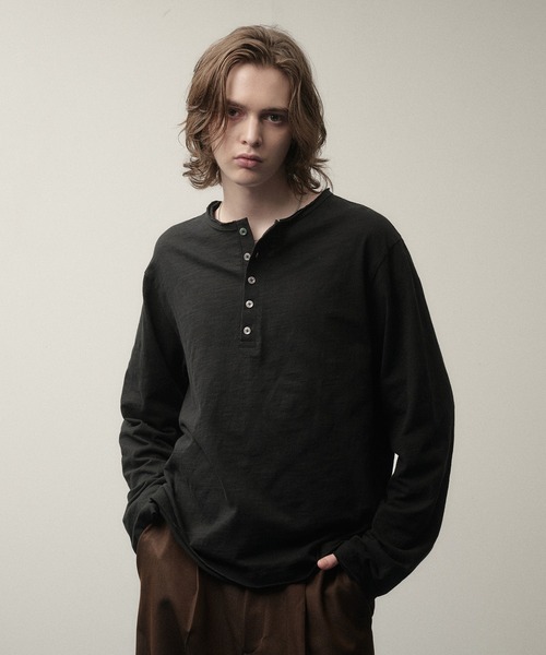 SELLE GLANT(セレグランテ)の「HENRY NECK SLUB LONG SLEEVE T-SHIRT / ヘンリーネックスラブロングTシャツ(Tシャツ/カットソー・メンズ・グレイッシュベージュ/ダークブラウン/カーキ/ブラック系/グレイッシュブルー/ボルドー/オフホワイト/ブラック・SMALL/LARGE/MEDIUM)」の17枚目の写真