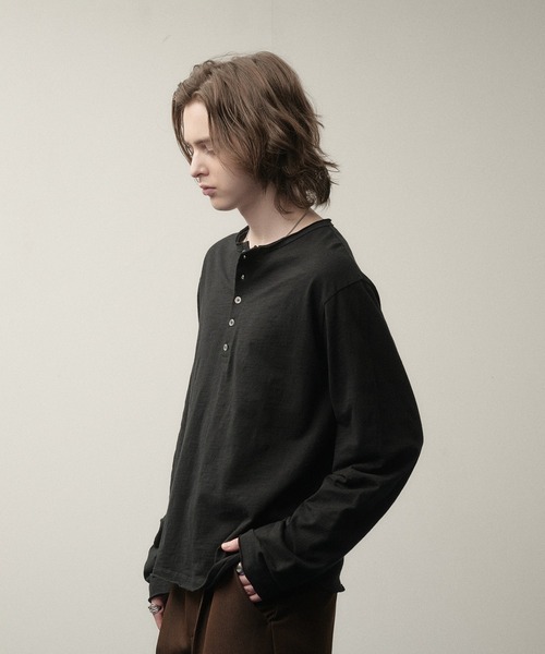 SELLE GLANT(セレグランテ)の「HENRY NECK SLUB LONG SLEEVE T-SHIRT / ヘンリーネックスラブロングTシャツ(Tシャツ/カットソー・メンズ・グレイッシュベージュ/ダークブラウン/カーキ/ブラック系/グレイッシュブルー/ボルドー/オフホワイト/ブラック・SMALL/LARGE/MEDIUM)」の18枚目の写真