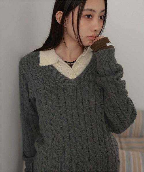 miette（ミエット）の「襟付きレイヤード風Vネックニットプルオーバー（ニット/セーター・レディース・ブラウン/チャコール/ブラック・FREE）」の2枚目の写真