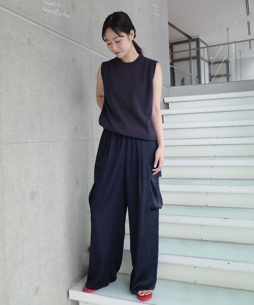 IENA(イエナ)の「《一部店舗限定》Maison IENA サテンカーゴパンツ(カーゴパンツ・レディース・ネイビー・38/36)」の2枚目の写真