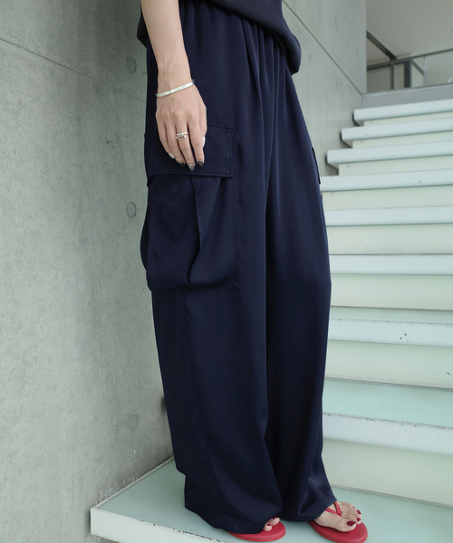 IENA(イエナ)の「《一部店舗限定》Maison IENA サテンカーゴパンツ(カーゴパンツ・レディース・ネイビー・38/36)」の3枚目の写真