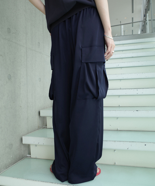 IENA(イエナ)の「《一部店舗限定》Maison IENA サテンカーゴパンツ(カーゴパンツ・レディース・ネイビー・38/36)」の4枚目の写真