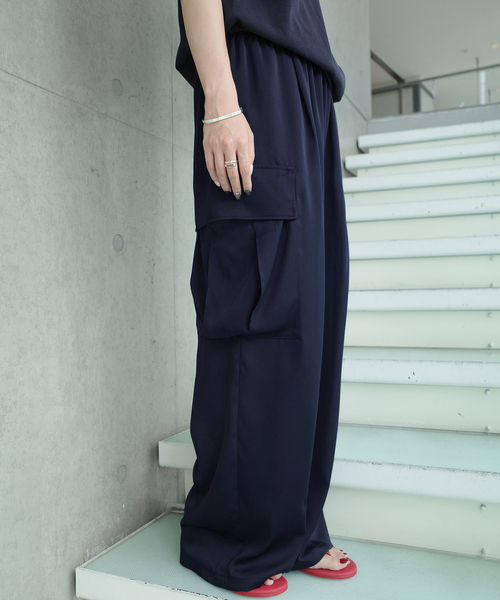IENA(イエナ)の「《一部店舗限定》Maison IENA サテンカーゴパンツ(カーゴパンツ・レディース・ネイビー・38/36)」の5枚目の写真