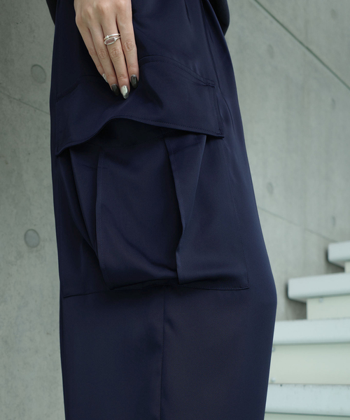 IENA(イエナ)の「《一部店舗限定》Maison IENA サテンカーゴパンツ(カーゴパンツ・レディース・ネイビー・38/36)」の6枚目の写真