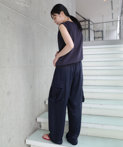 IENA(イエナ)の「《一部店舗限定》Maison IENA サテンカーゴパンツ(カーゴパンツ・レディース・ネイビー・38/36)」の11枚目の写真