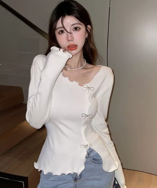 Aelina(エリナ)の「イレギュラー長袖Tシャツ(Tシャツ/カットソー・レディース・ホワイト/ブラック/ベージュ・FREE)」の2枚目の写真