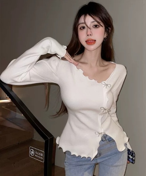 Aelina(エリナ)の「イレギュラー長袖Tシャツ(Tシャツ/カットソー・レディース・ホワイト/ブラック/ベージュ・FREE)」の4枚目の写真