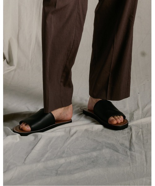 wjk(ダヴルジェイケイ)の「artisan leather sandal(サンダル・メンズ・ホワイト/ブラック・42/43/41)」の2枚目の写真