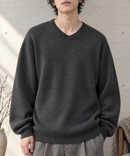 MONO-MART(モノマート)の「【EASY COMFORTシリーズ】ミラノリブ リラックスフィット ニットプルオーバー / クルーネック・Vネック<マシンウォッシャブル>(ニット/セーター・メンズ・杢グレー/ブラック/ダークネイビー/ネイビー系/ブルー系/ブラック系/レッド系/アイボリー/チャコール/ブラウン系/ブラウン系2/ダークオリーブ・S/M/L)」の5枚目の写真