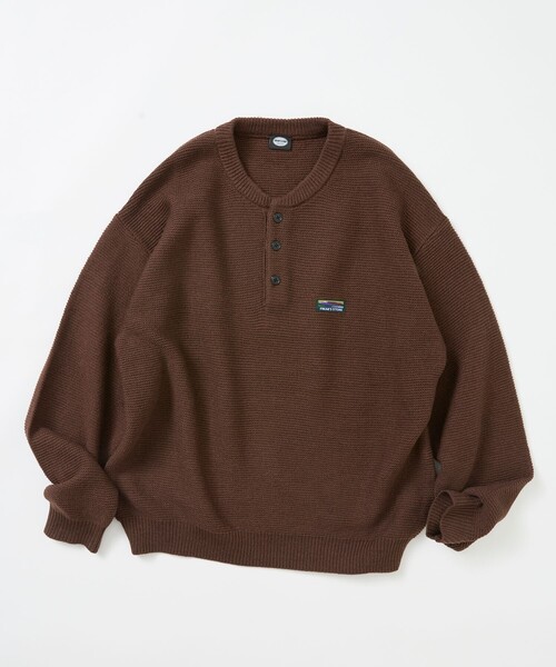 FREAK'S STORE(フリークスストア)の「限定展開 リラックスフィット ワンポイントロゴ ヘンリーネックニット(ニット/セーター・メンズ・ベージュ/ブラウン/チャコールグレー/ネイビー/ブラック・SMALL/MEDIUM/LARGE)」の1枚目の写真