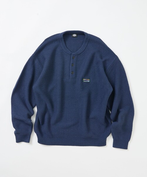 FREAK'S STORE(フリークスストア)の「限定展開 リラックスフィット ワンポイントロゴ ヘンリーネックニット(ニット/セーター・メンズ・ベージュ/ブラウン/チャコールグレー/ネイビー/ブラック・SMALL/MEDIUM/LARGE)」の14枚目の写真