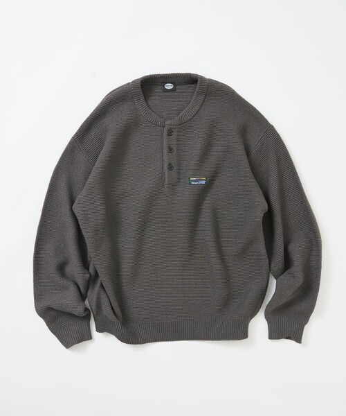 FREAK'S STORE(フリークスストア)の「限定展開 リラックスフィット ワンポイントロゴ ヘンリーネックニット(ニット/セーター・メンズ・ベージュ/ブラウン/チャコールグレー/ネイビー/ブラック・SMALL/MEDIUM/LARGE)」の17枚目の写真
