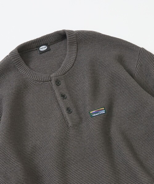 FREAK'S STORE(フリークスストア)の「限定展開 リラックスフィット ワンポイントロゴ ヘンリーネックニット(ニット/セーター・メンズ・ベージュ/ブラウン/チャコールグレー/ネイビー/ブラック・SMALL/MEDIUM/LARGE)」の18枚目の写真