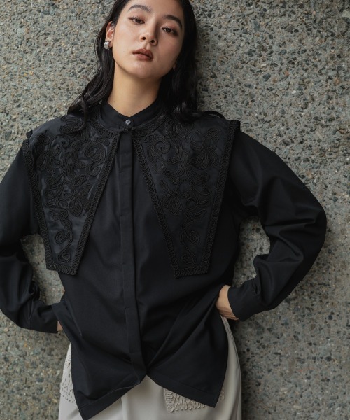 Callarus（カラルス）の「刺繍モチーフ襟付バンドカラーオーバーシャツ［Callarus］（シャツ/ブラウス・レディース・ブラック/ホワイト・LL/L/M/S）」の2枚目の写真