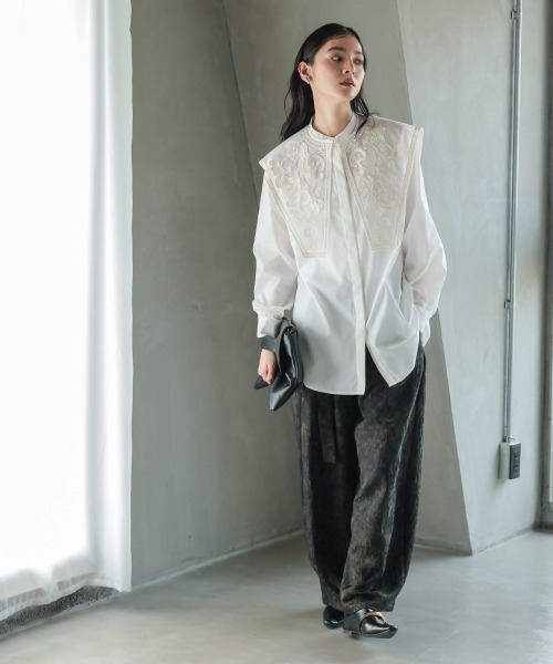 Callarus（カラルス）の「刺繍モチーフ襟付バンドカラーオーバーシャツ［Callarus］（シャツ/ブラウス・レディース・ブラック/ホワイト・LL/L/M/S）」の4枚目の写真