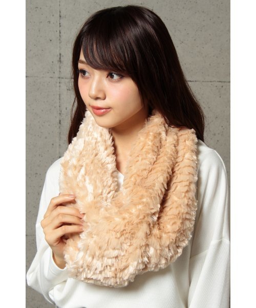 VENCEEXCHANGE（ヴァンスエクスチェンジ）の「モコモコフェイクファーネジリスヌード            （ストール/ショール・レディース・オフホワイト/ベージュ/ライトグレー・MEDIUM）」の3枚目の写真