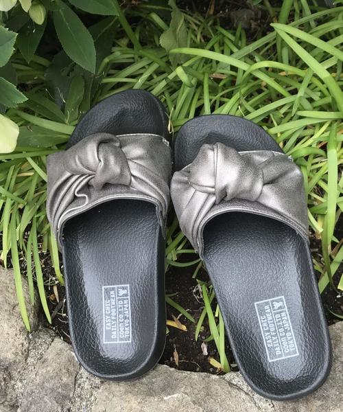 coen（コーエン）の「リボンフラットサンダル（サンダル・レディース・ブラック/シルバーグレー・LARGE/MEDIUM/SMALL）」の2枚目の写真