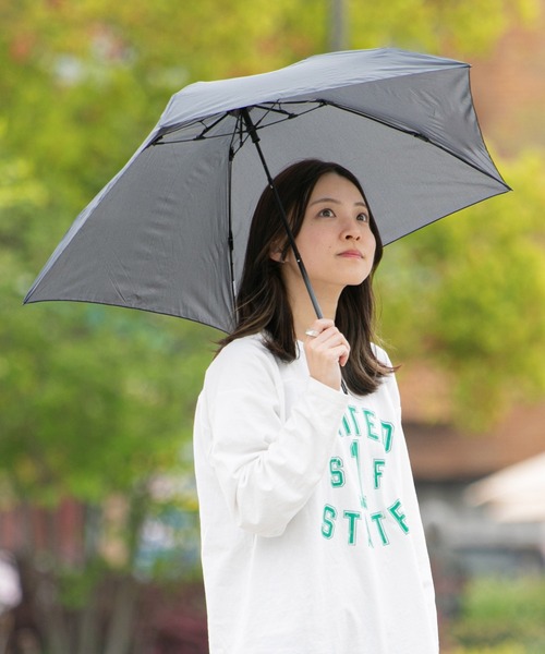 KiU(キウ)の「エアライトアンブレラ【1】(折りたたみ傘・レディース・ブルー系その他5/ブルー系その他4/ブラック/ドット/グリーン/ブラック系その他/ネイビー/グレー/ブルー系その他2/ブルー系その他・FREE)」の2枚目の写真