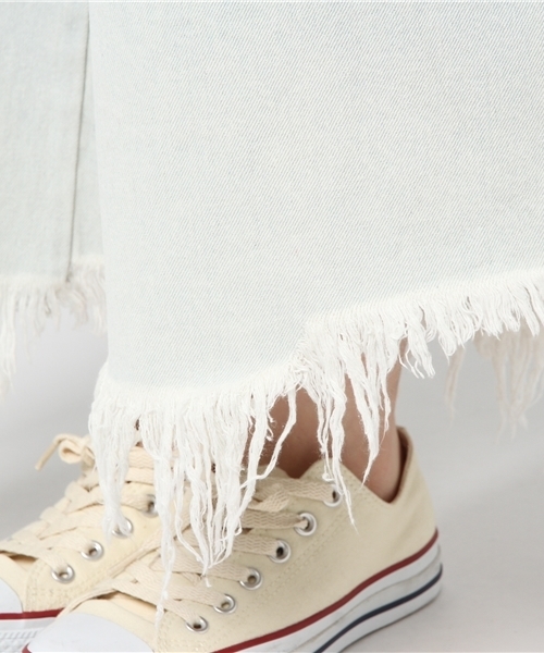 PUNYUS（プニュズ）の「ブリーチフリンジデニムパンツ（デニムパンツ・レディース・ライトインディゴブルー・4/1/3/2）」の8枚目の写真