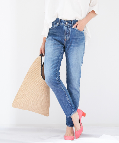 qualite(カリテ)の「e×qualite スリムテーパードデニム(デニムパンツ・レディース・ブルー/ネイビー/ブラック/ブラック系その他・32/34/36/38/40)」の15枚目の写真