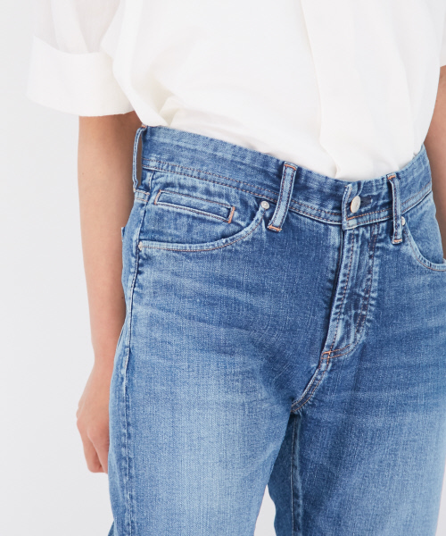 qualite(カリテ)の「e×qualite スリムテーパードデニム(デニムパンツ・レディース・ブルー/ネイビー/ブラック/ブラック系その他・32/34/36/38/40)」の17枚目の写真