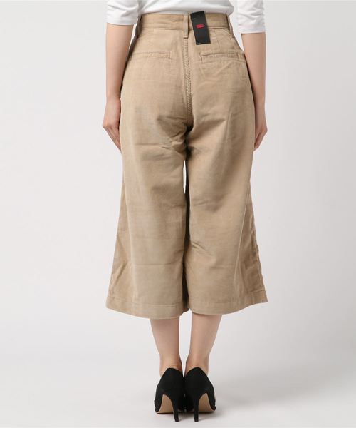 Levi's(リーバイス)の「ワイドレッグプリーツクロップ コーデュロイ TRAVERTI(その他パンツ・レディース・その他・28inch/24inch/25inch/26inch/27inch)」の6枚目の写真