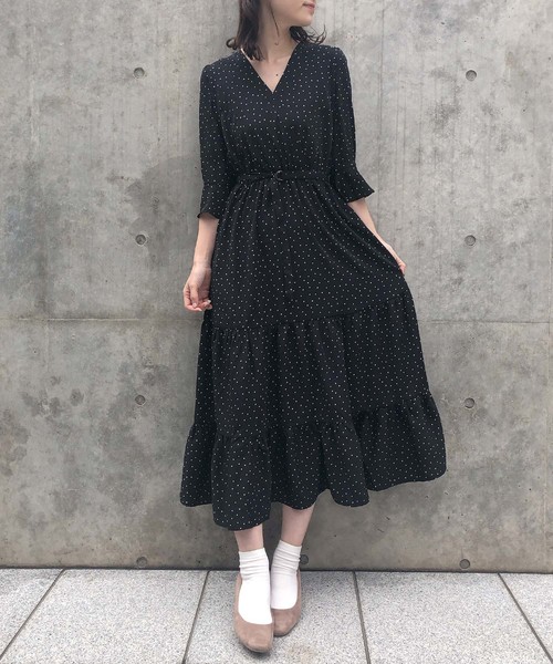 one after another NICE CLAUP（ワンアフターアナザーナイスクラップ）の「【ZOZOTOWN限定】カシュクールティアードワンピース（ワンピース・レディース・ブラック系その他/ベージュ系その他/ブルー系その他/ドット・FREE）」の2枚目の写真