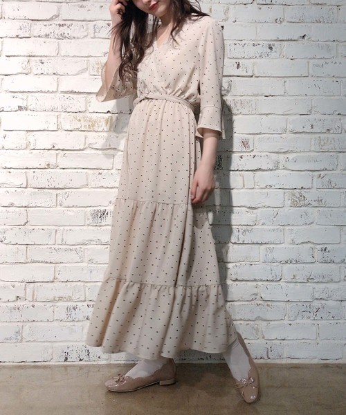 one after another NICE CLAUP（ワンアフターアナザーナイスクラップ）の「【ZOZOTOWN限定】カシュクールティアードワンピース（ワンピース・レディース・ブラック系その他/ベージュ系その他/ブルー系その他/ドット・FREE）」の6枚目の写真