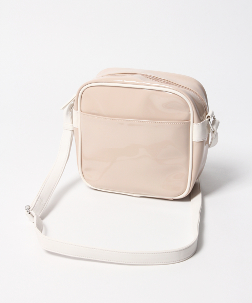 エナメルレザーショルダーバッグ Vivienne Westwood エナメルレザー ショルダーバッグ | ブラック