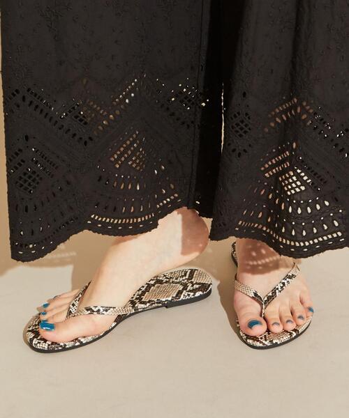 BEAUTY&YOUTH UNITED ARROWS（ビューティーアンドユースユナイテッドアローズ）の「BY∴ フェイクレザー トングサンダル ◆（サンダル・レディース・ゴールド/ライラック/ナチュラル/シルバー/その他2/ライム/ブラウン/ブラック/その他1・38/35/37/36）」の10枚目の写真