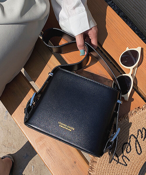 shopnikoniko（ショップニコニコ）の「太ベルトスクエアショルダーバッグ（ショルダーバッグ・レディース・ホワイト/ブラック/ブラウン/イエロー/グリーン・フリー）」の3枚目の写真