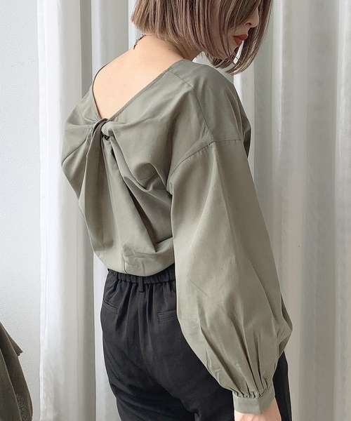 apres jour mignon(アプレジュールミニョン)の「バックデザインVブラウス【ZOZOTOWN限定アイテム】(シャツ/ブラウス・レディース・カーキ/オレンジ系その他/ライトベージュ・フリー)」の2枚目の写真