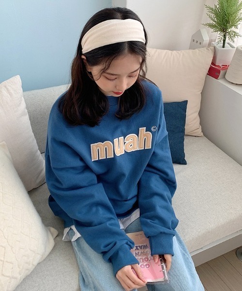 muahmuah(ムーアムーア)の「A'GEM/9 × .kom『muah muah/ムーアムーア』SIGNATURE COMBI LOGO MTM/シグネチャー コンビロゴ スウェットシャツ トレーナー(スウェット・レディース・アイボリー/グレー/ダークブルー/マスタード・FREE)」の5枚目の写真