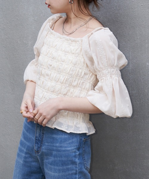 Chico(チコ)の「5分袖シャーリング刺繍ブラウス(シャツ/ブラウス・レディース・ミント/アイボリー/ホワイト/ブラック/パープル・FREE)」の2枚目の写真