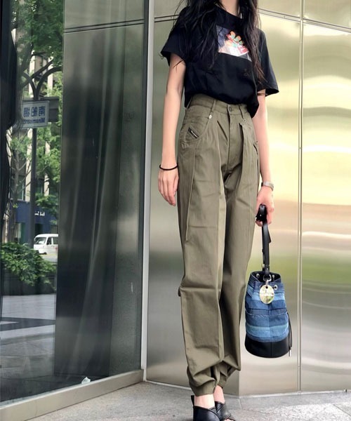 DIESEL（ディーゼル）の「レディース パンツ  コットン ルーズシルエット ツータック（その他パンツ・レディース・ブラック/カーキ・29inch/25inch/27inch/23inch）」の13枚目の写真