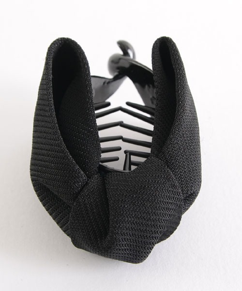 VIBGYOR Women(ヴィブジョー ウィメン)の「【float】リボン バナナクリップ【7色展開】(バレッタ/ヘアクリップ・レディース・ワインレッド/ブラウン/ピンクベージュ/ブルー/ネイビー/ワイン/ブラック・FREE)」の2枚目の写真