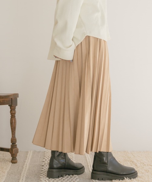 ITEMS URBANRESEARCH（アイテムズ アーバンリサーチ）の「フェイクスエードロングプリーツスカート（スカート・レディース・カーキ/ベージュ/チャコールグレー/モカ・FREE）」の4枚目の写真