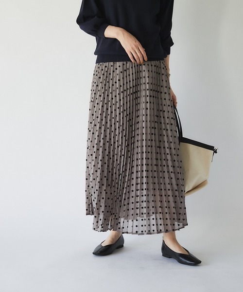 un dix cors（アンディコール）の「華やかさをプラス　フロッキードットプリーツスカート（スカート・レディース・モカ/ベージュ・FREE）」の3枚目の写真