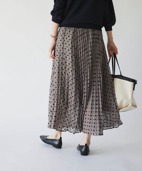 un dix cors（アンディコール）の「華やかさをプラス　フロッキードットプリーツスカート（スカート・レディース・モカ/ベージュ・FREE）」の7枚目の写真
