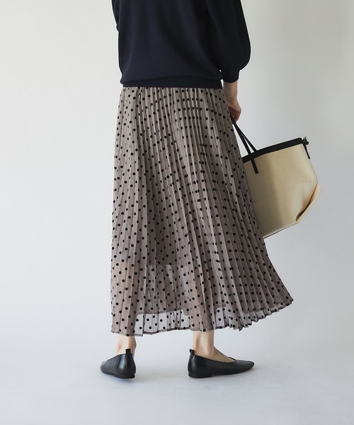 un dix cors（アンディコール）の「華やかさをプラス　フロッキードットプリーツスカート（スカート・レディース・モカ/ベージュ・FREE）」の8枚目の写真