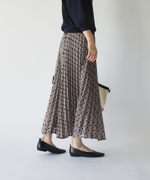 un dix cors（アンディコール）の「華やかさをプラス　フロッキードットプリーツスカート（スカート・レディース・モカ/ベージュ・FREE）」の5枚目の写真