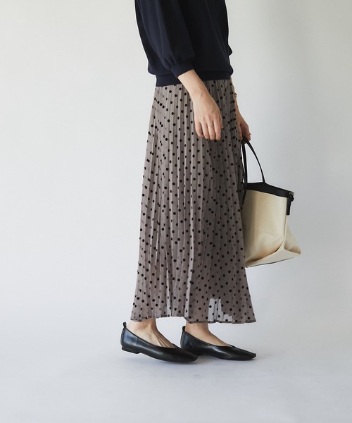 un dix cors（アンディコール）の「華やかさをプラス　フロッキードットプリーツスカート（スカート・レディース・モカ/ベージュ・FREE）」の6枚目の写真