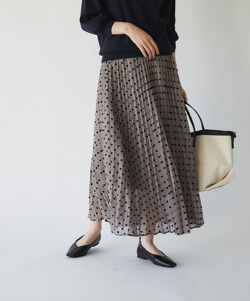 un dix cors（アンディコール）の「華やかさをプラス　フロッキードットプリーツスカート（スカート・レディース・モカ/ベージュ・FREE）」の4枚目の写真