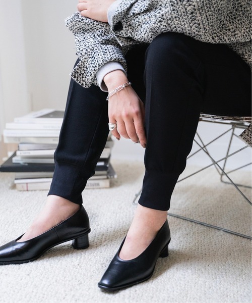 LE TALON(ルタロン)の「GRISE 3.5レザーナロースクエアUカットパンプス◆(パンプス・レディース・ブラウン/アイボリー/ブラック系その他・22.5cm/23cm/23.5cm/24cm/24.5cm/25cm/22cm)」の2枚目の写真