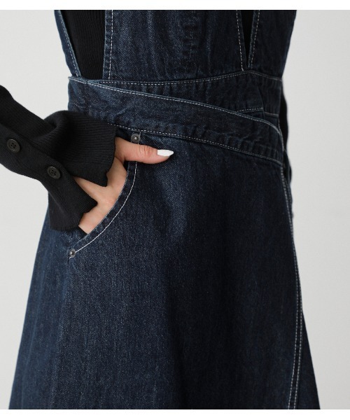 AZUL by moussy（アズールバイマウジー）の「WRAP JUMPER SKIRT/ラップジャンパースカート（ジャンパースカート・レディース・アイボリー/ワンウォッシュ・SMALL/MEDIUM）」の8枚目の写真