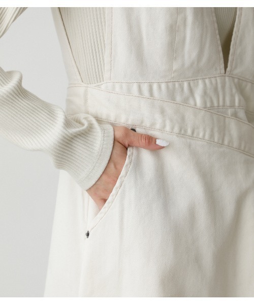 AZUL by moussy（アズールバイマウジー）の「WRAP JUMPER SKIRT/ラップジャンパースカート（ジャンパースカート・レディース・アイボリー/ワンウォッシュ・SMALL/MEDIUM）」の11枚目の写真