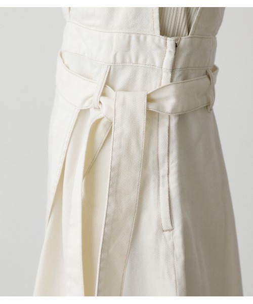 AZUL by moussy（アズールバイマウジー）の「WRAP JUMPER SKIRT/ラップジャンパースカート（ジャンパースカート・レディース・アイボリー/ワンウォッシュ・SMALL/MEDIUM）」の7枚目の写真